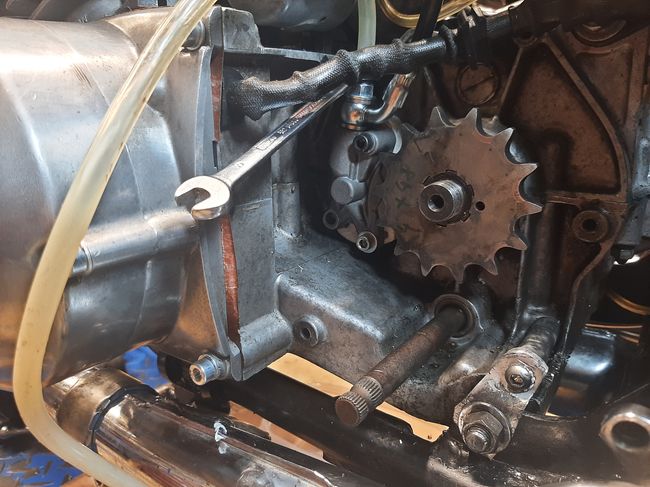 Kawasaki 250 S1 carter moteur droit d kawasaki  couvercle embrayage retir voit clairement pignon sortie bote dent